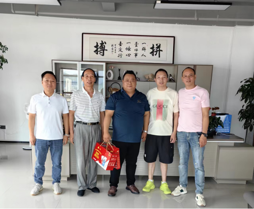 中秋节前，我会开展领导走访慰问新会员活动